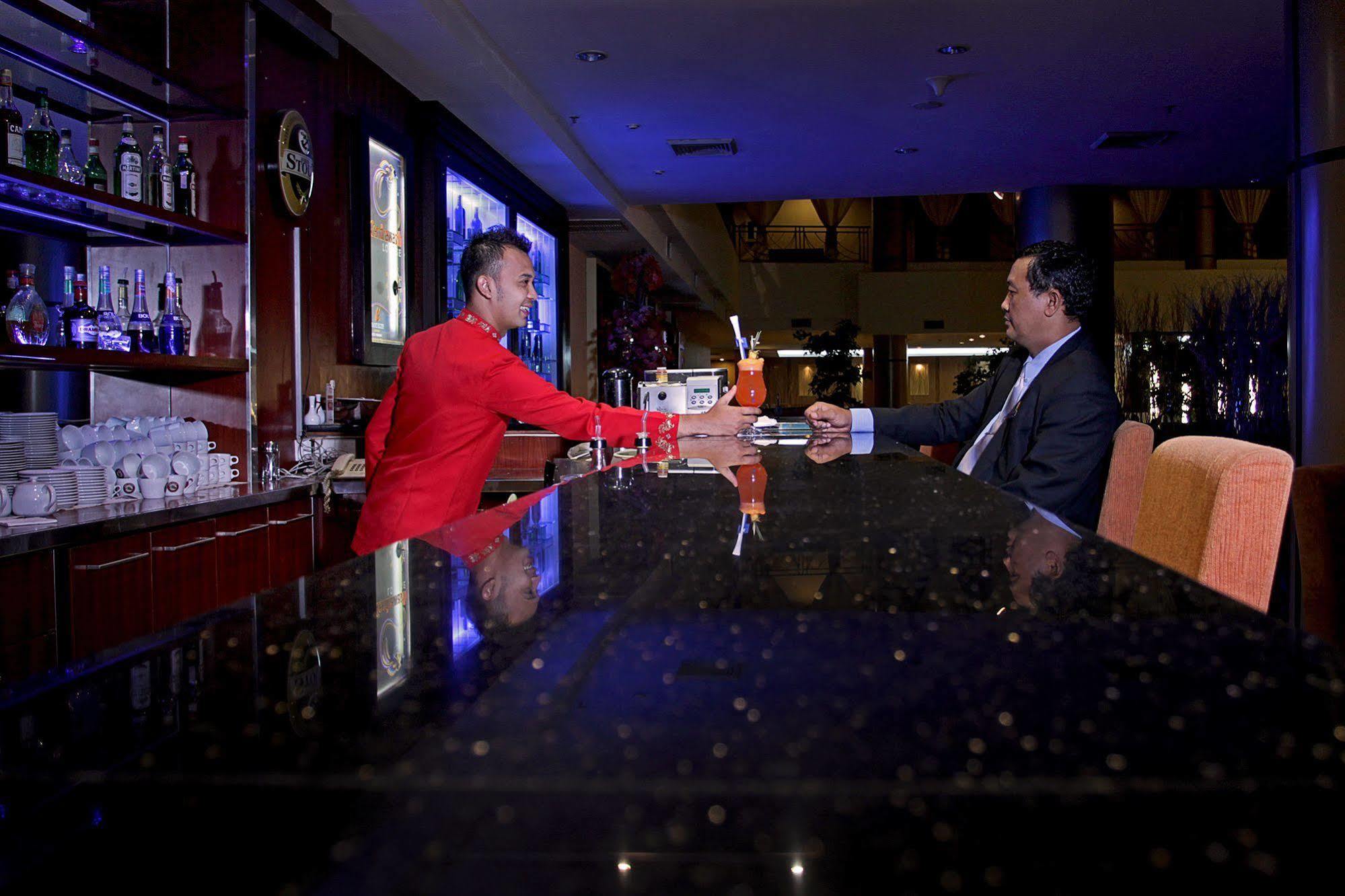 Grand Elite Hotel Pekanbaru Exterior photo